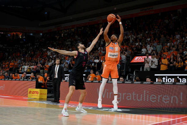 哀悼，马尔基尼奥斯妻子流产，此前两人已育有三个孩子.